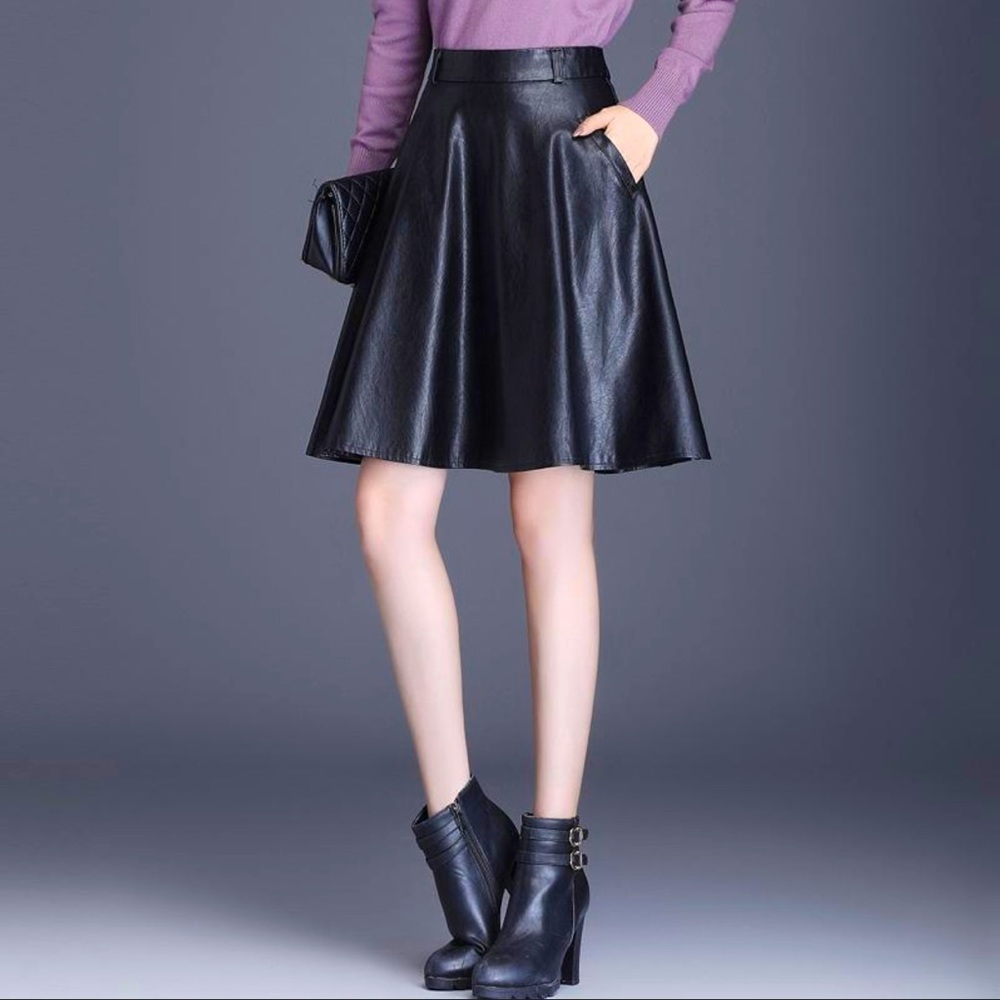 Black Leather Skater Skirt // Large